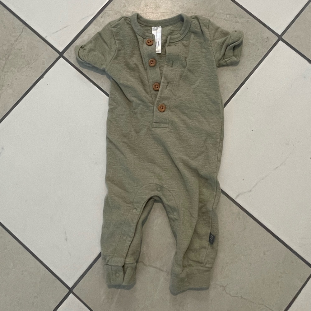 💚SALE $5/20 or $7/30 Stylish Olive Kids Romper with Button Accents